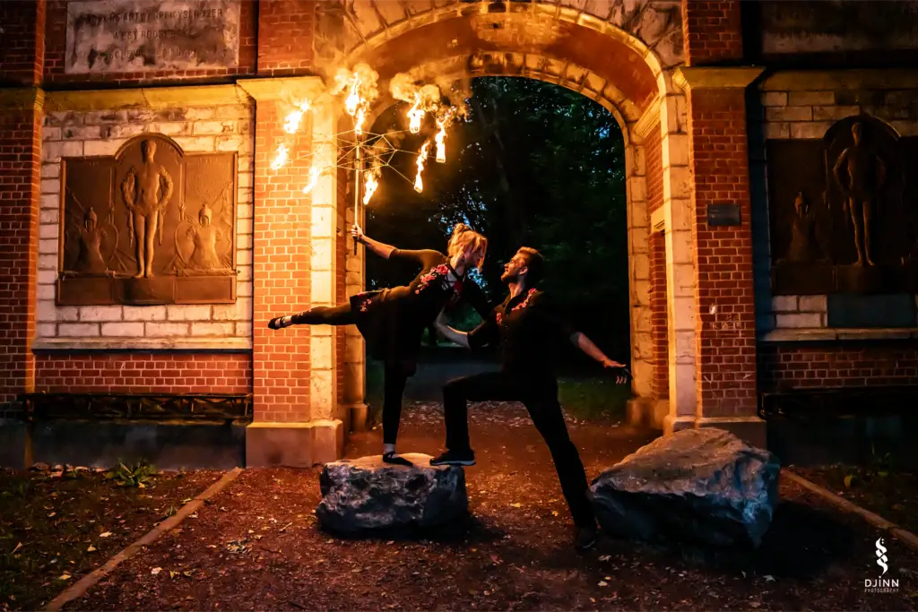 Shooting artistique d’un duo de jongleurs manipulant un parapluie enflammé, créant une ambiance romantique et envoûtante en province du Brabant wallon.